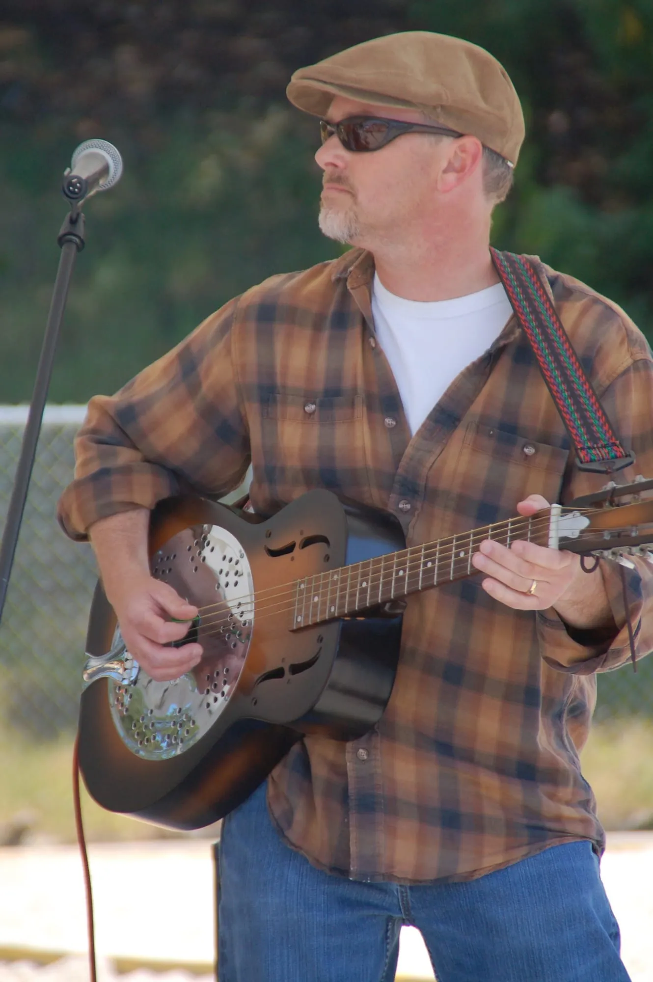 Resonator guitar